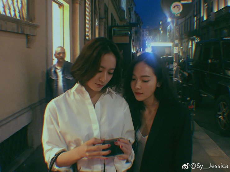 郑秀妍郑秀晶姐妹同框 亲密依偎一个美一个酷
