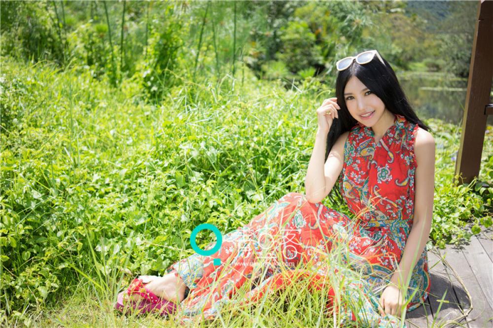 绮里嘉红裙旅拍 甜美笑容迷倒众人