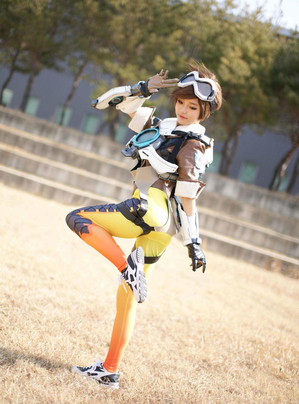 《守望先锋》猎空紧身裤美女高还原度Cosplay