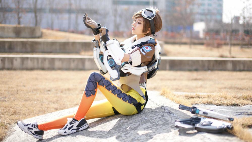 《守望先锋》猎空紧身裤美女高还原度Cosplay