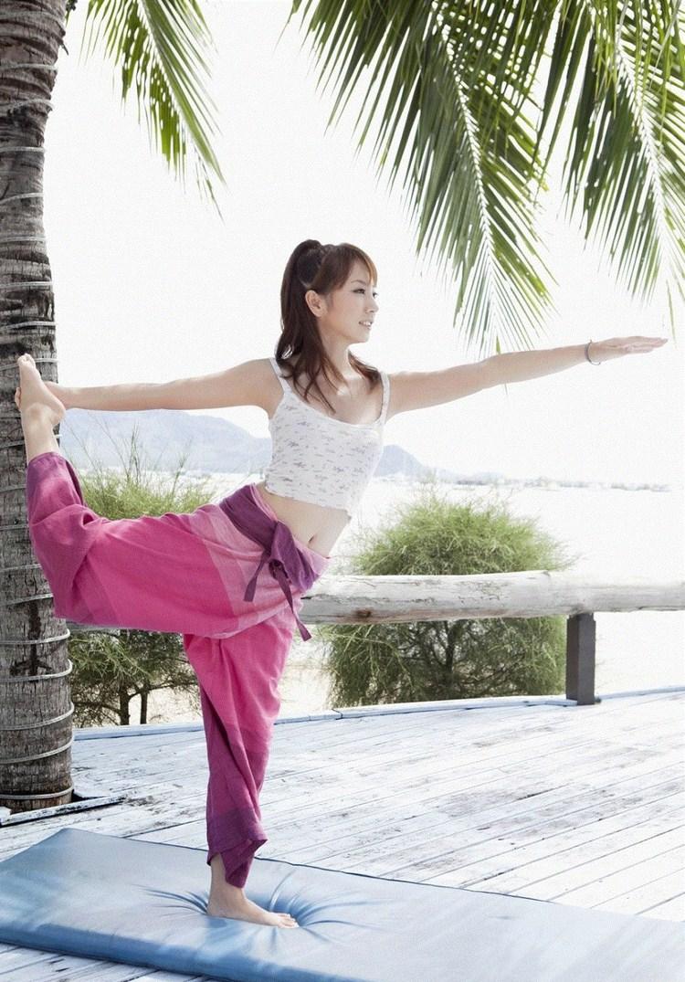 av女优山本梓性感写真 大胸长腿细腰美女图片