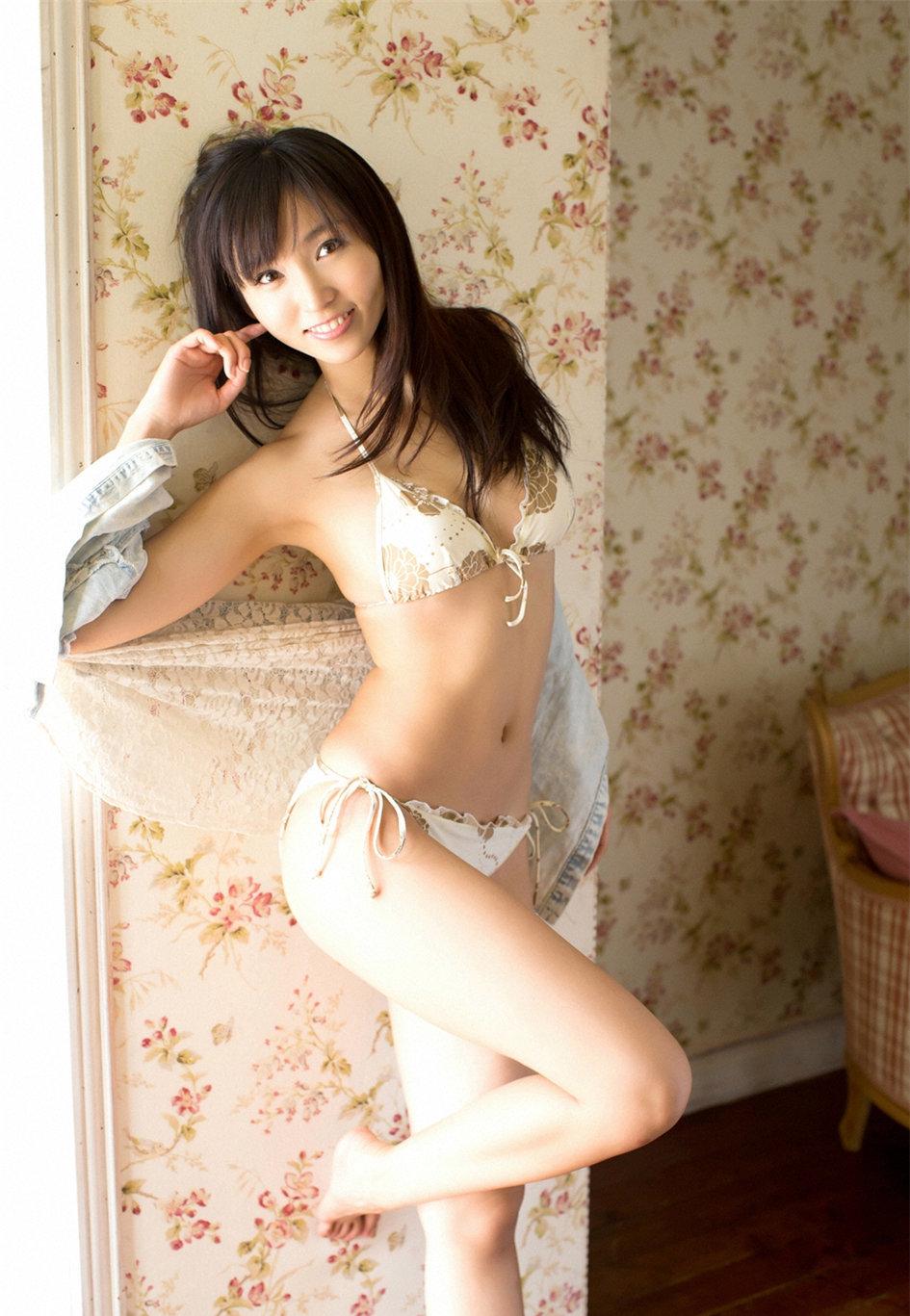 颖儿红裙写真明媚动人笑靥如花