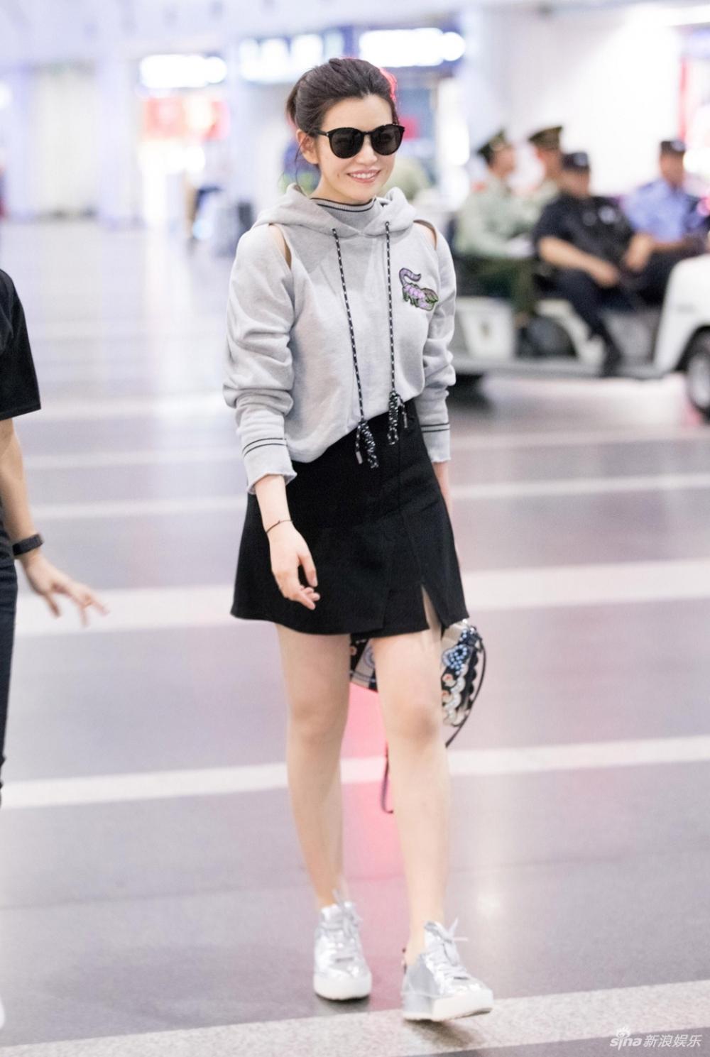辣妈陈妍希穿短裙秀美腿 气色红润频露甜笑