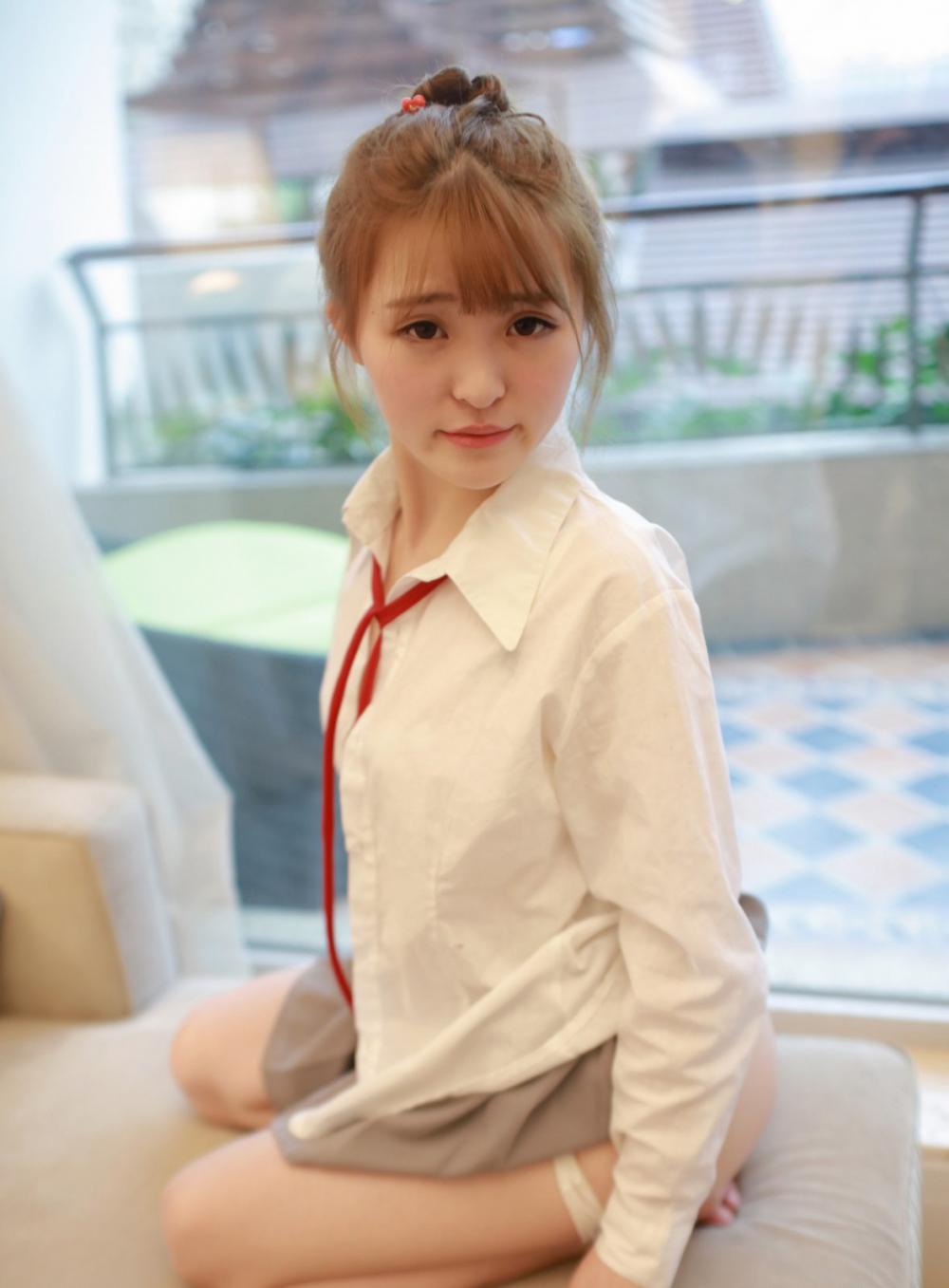 气质学生妹伊小七MoMo性感妩媚自拍照下载