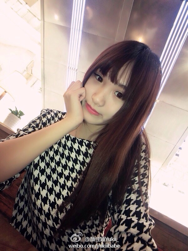 大学女生宿舍春光图