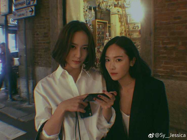 郑秀妍郑秀晶姐妹同框 亲密依偎一个美一个酷