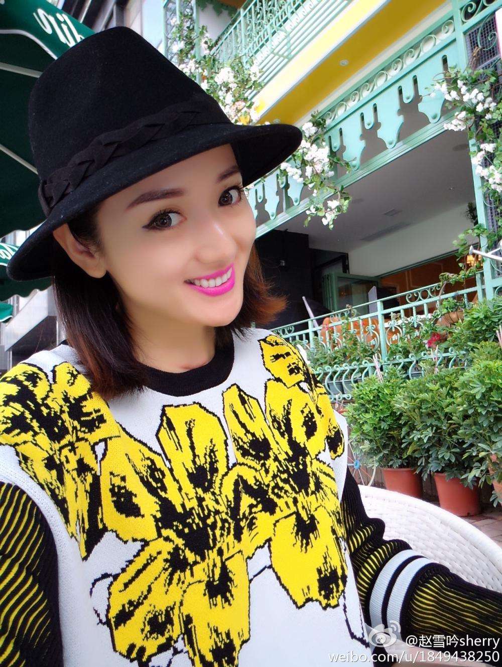 修身紧身超短裤美女