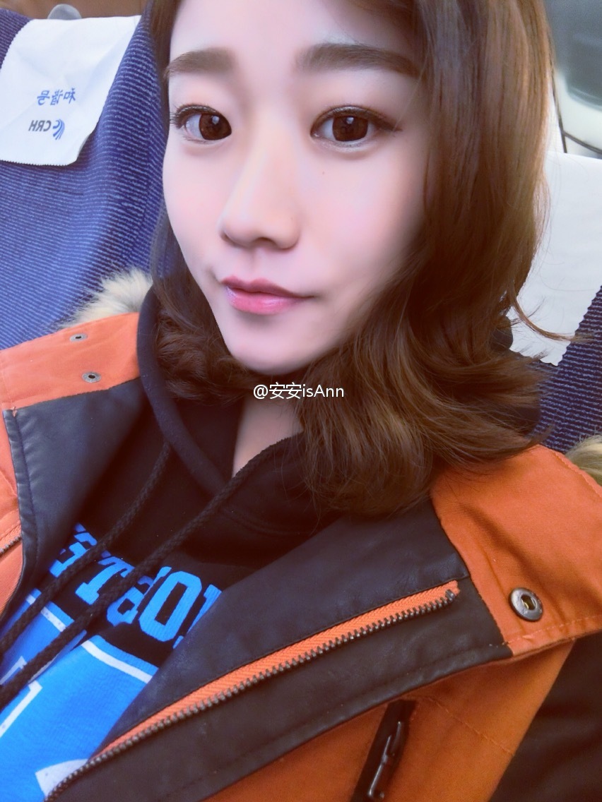 90后紧身超短裙美女