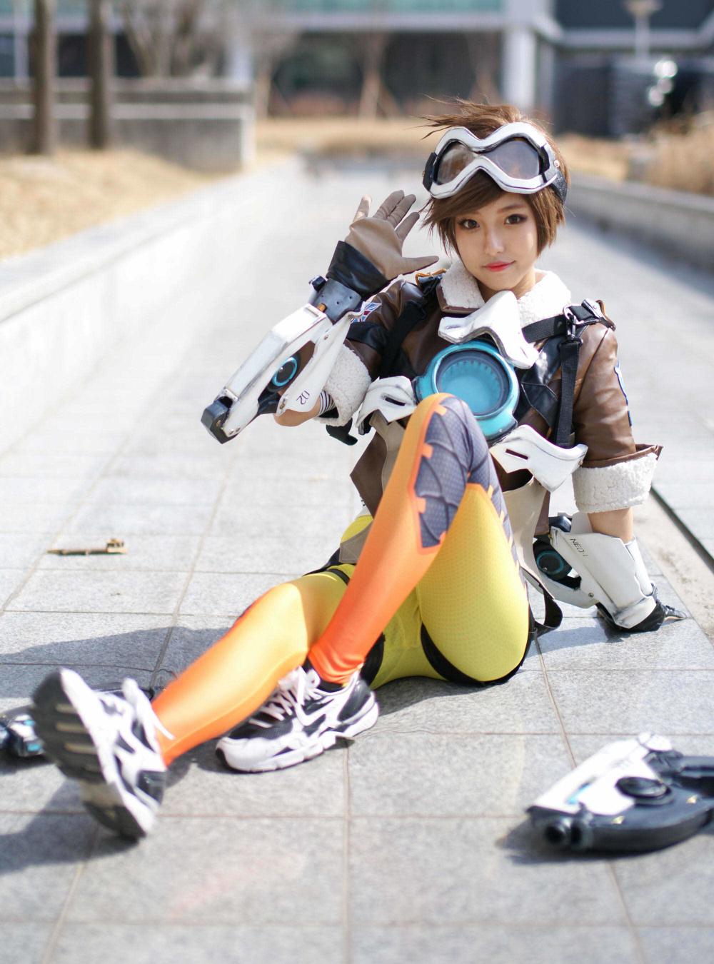 《守望先锋》猎空紧身裤美女高还原度Cosplay