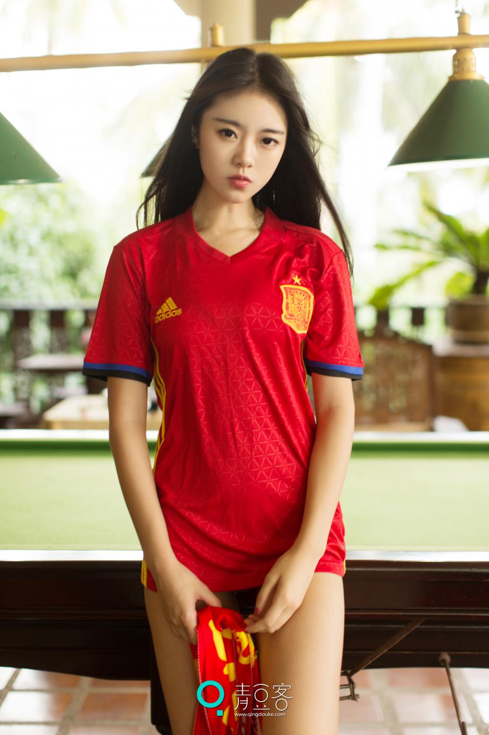 足球宝贝可乐Vicky翘臀美腿图片 高挑大长腿美女
