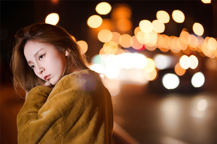 嫩模模夜景美拍 眼神迷离月色