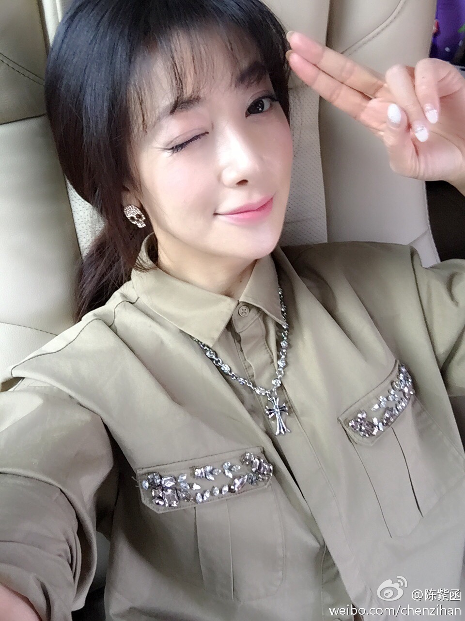 长头发的女生趴在床上
