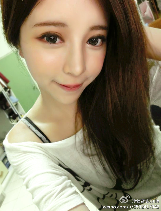 美女浴巾遮体