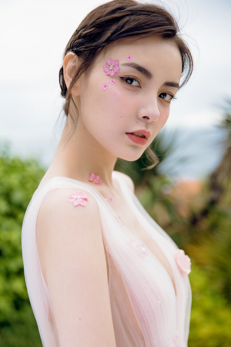 赵宇彤唯美繁花写真曝光 美出新高度