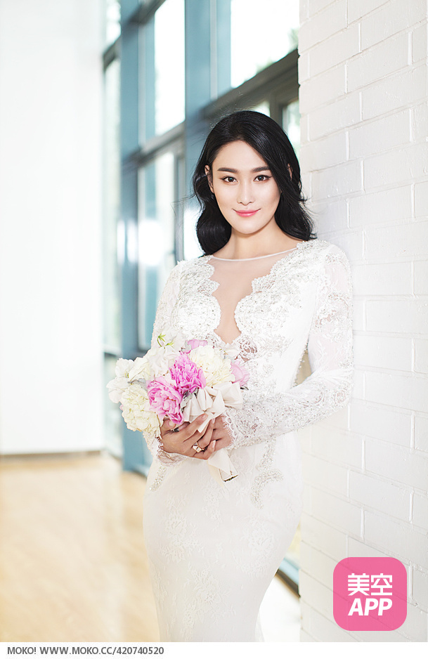 气质美女张馨予唯美婚纱大片曝光 演绎温婉梦幻新娘