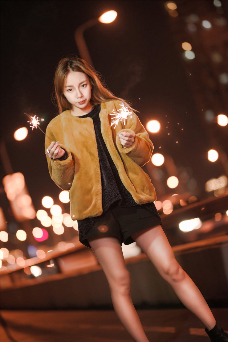 嫩模模夜景美拍 眼神迷离月色