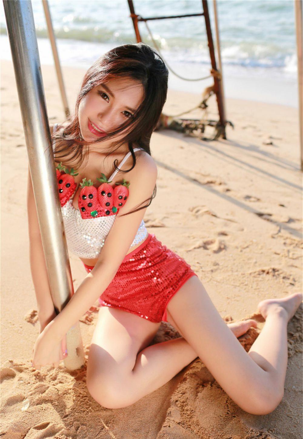 可爱草莓内衣套装沙滩美女绮里嘉内衣诱惑