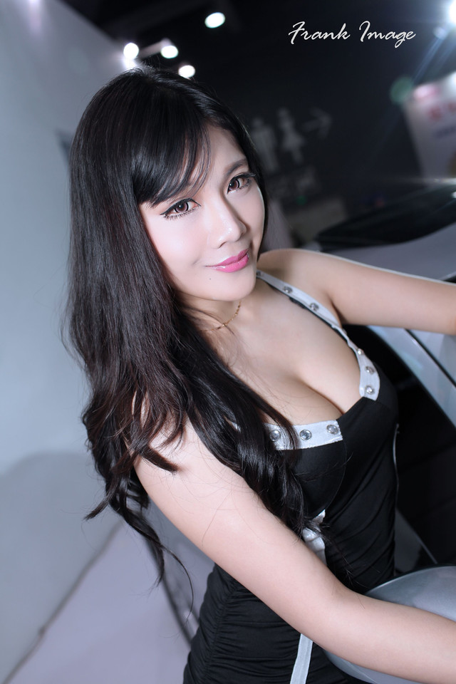 喷血美女车模颖儿写真