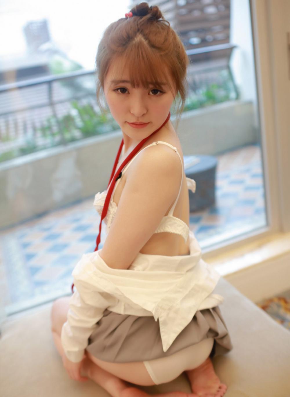 半裸美女伊小七MoMo裸背诱惑大尺度写真
