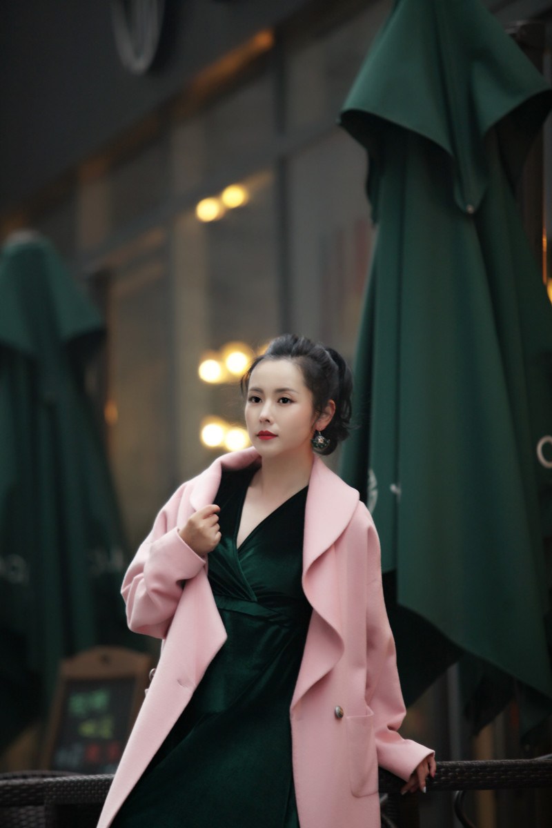 "最美师娘"杨明娜穿粉色大衣似少女