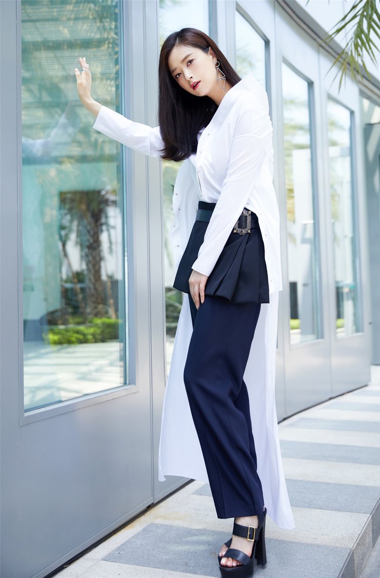 蒋欣初夏写真率性优雅