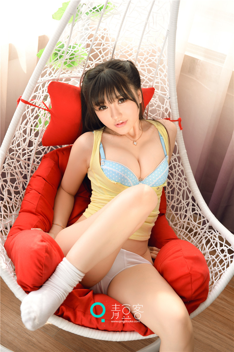 女神苏糯米美照曝光 上露酥胸下秀美腿