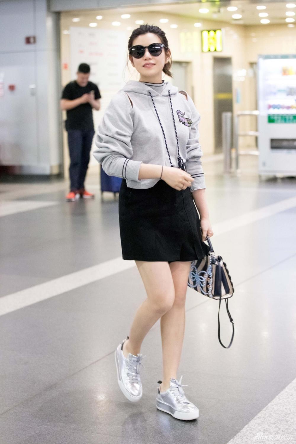 辣妈陈妍希穿短裙秀美腿 气色红润频露甜笑