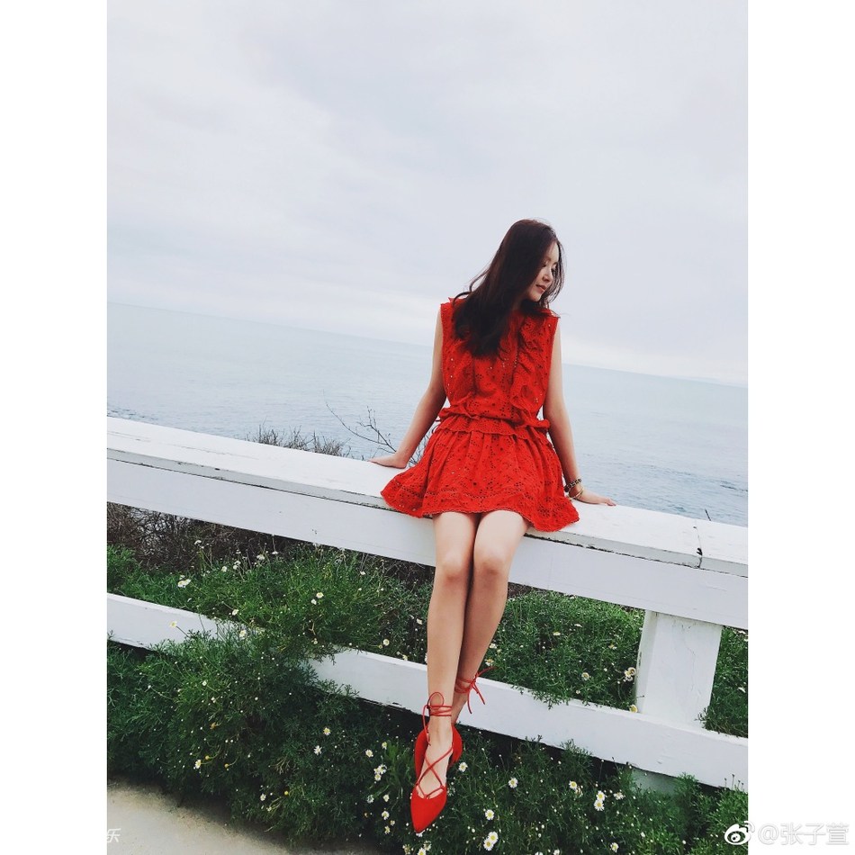 辣妈张子萱产后长腿诱人 少女感十足