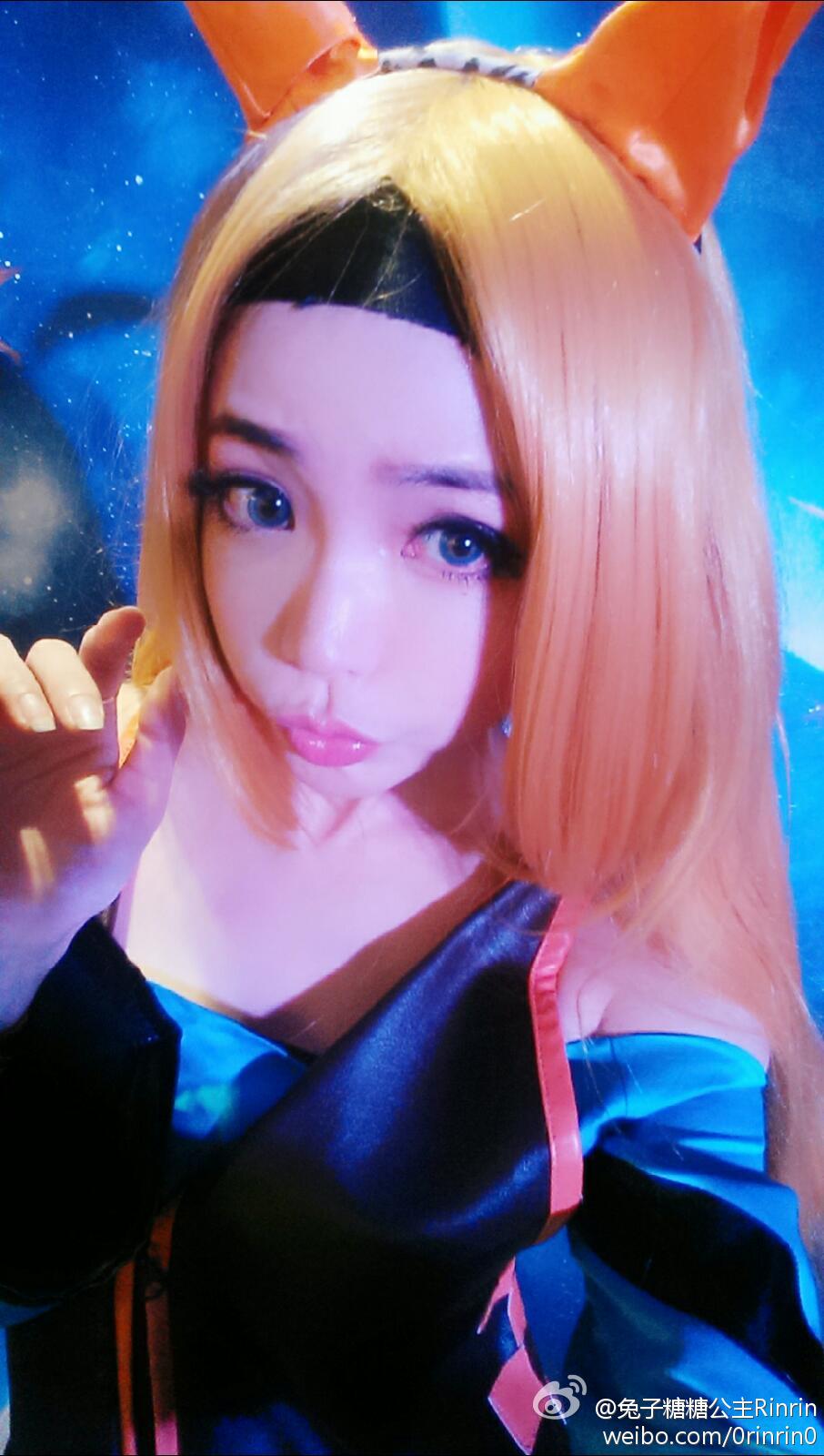 地铁美女衣着超清凉