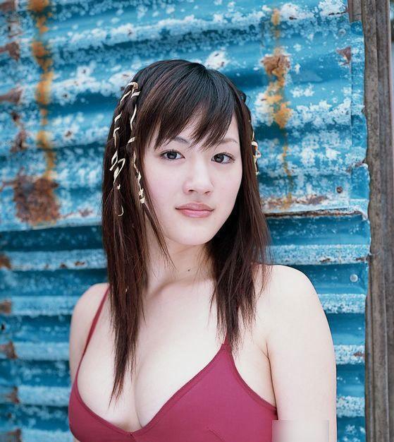 女星绫濑遥泳装傲人双峰诱惑写真