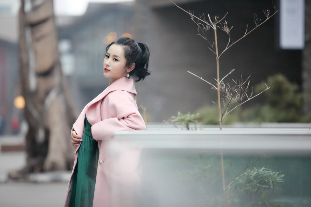"最美师娘"杨明娜穿粉色大衣似少女