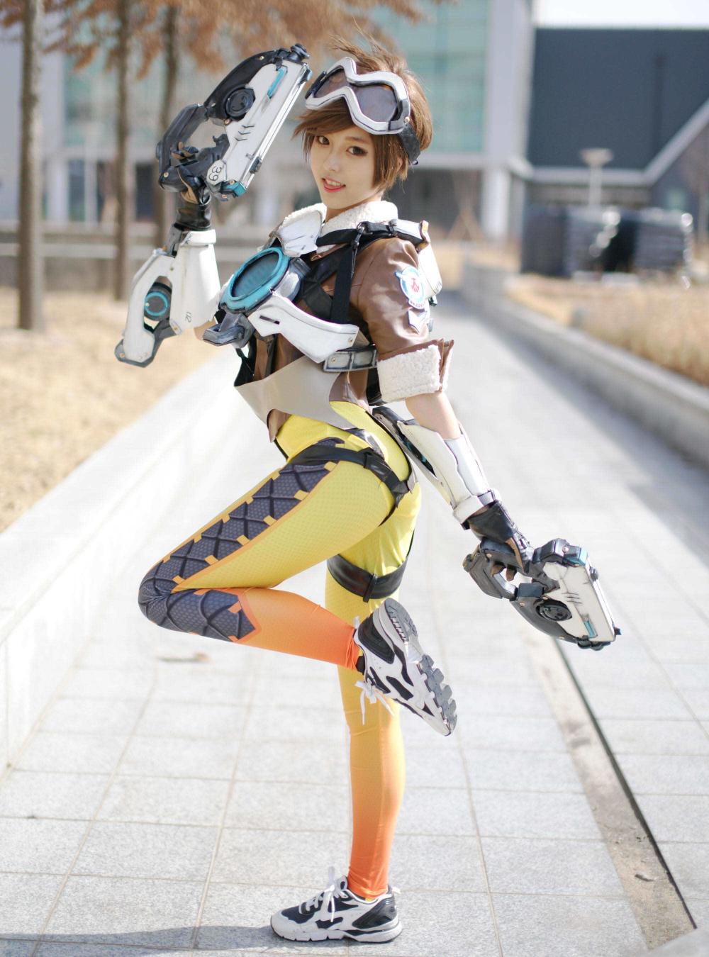 《守望先锋》猎空紧身裤美女高还原度Cosplay