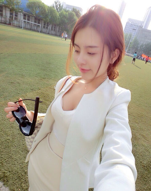 赵惟依微博高调晒爆乳自拍生活照