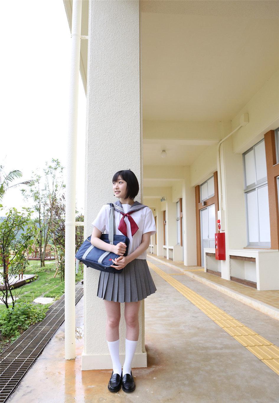 颖儿夏日白裙写真展现纯真笑容