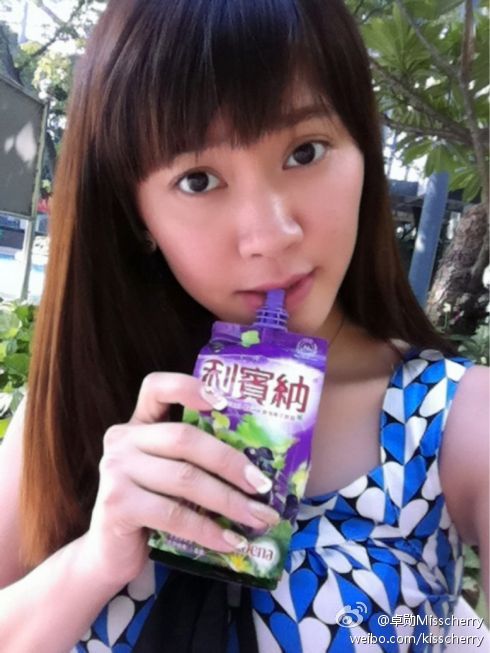 90后白衣清纯校花美女