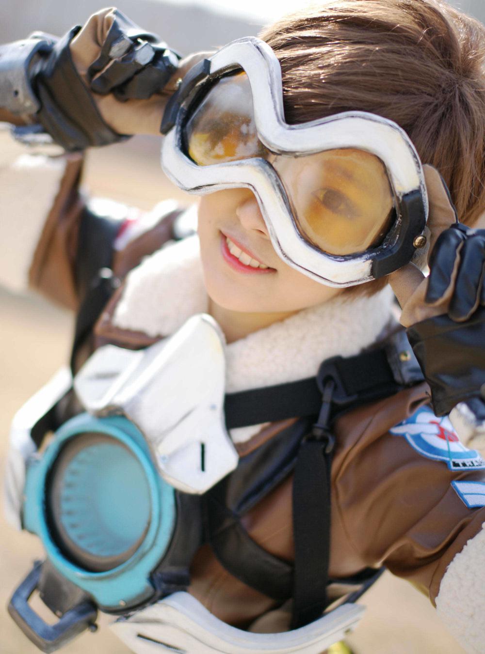 《守望先锋》猎空紧身裤美女高还原度Cosplay