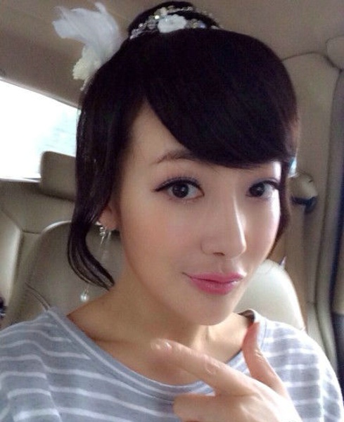 大眼睛美女陈紫函卖萌自拍照