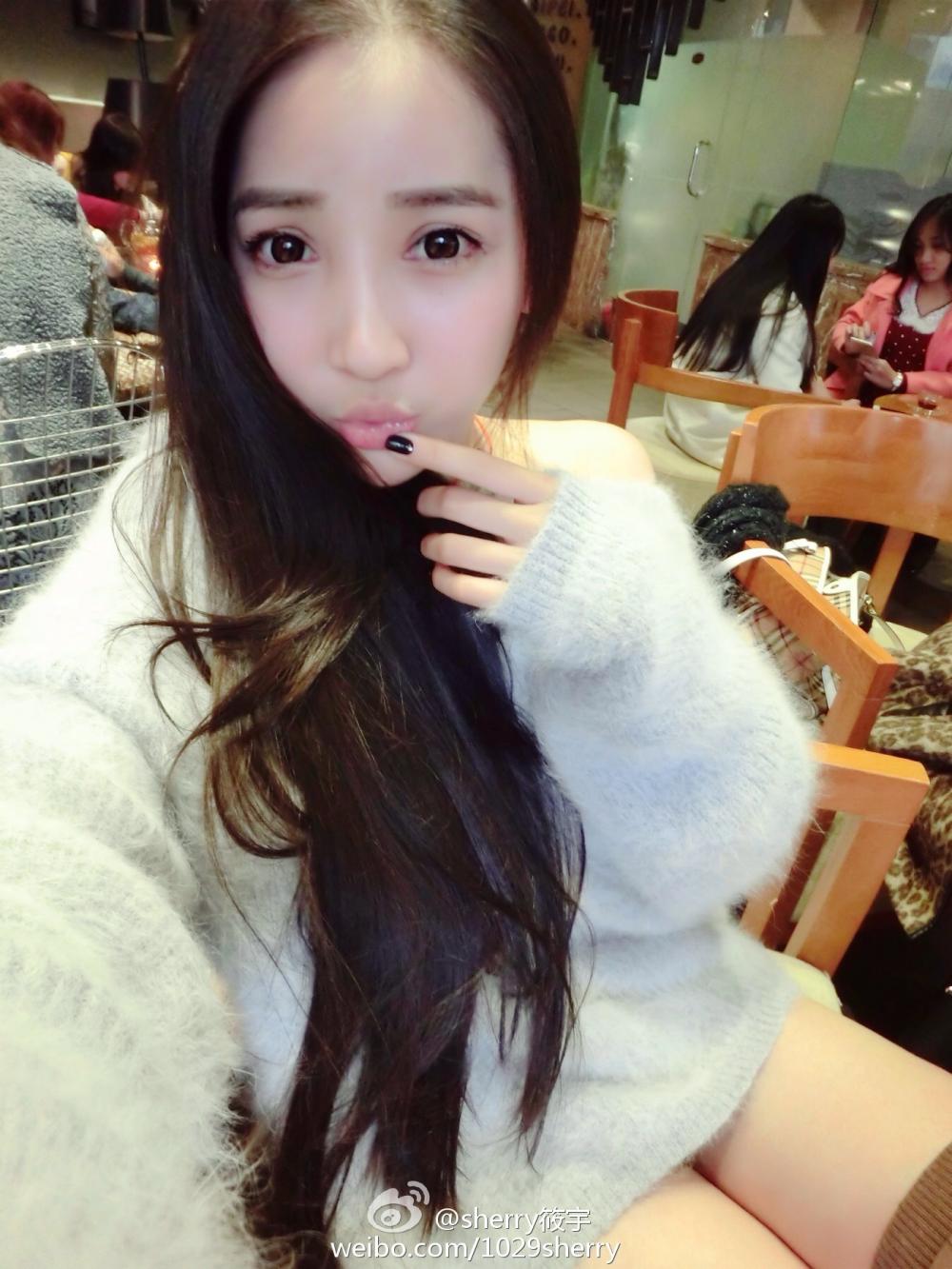 给高鞋美女挠脚心视频