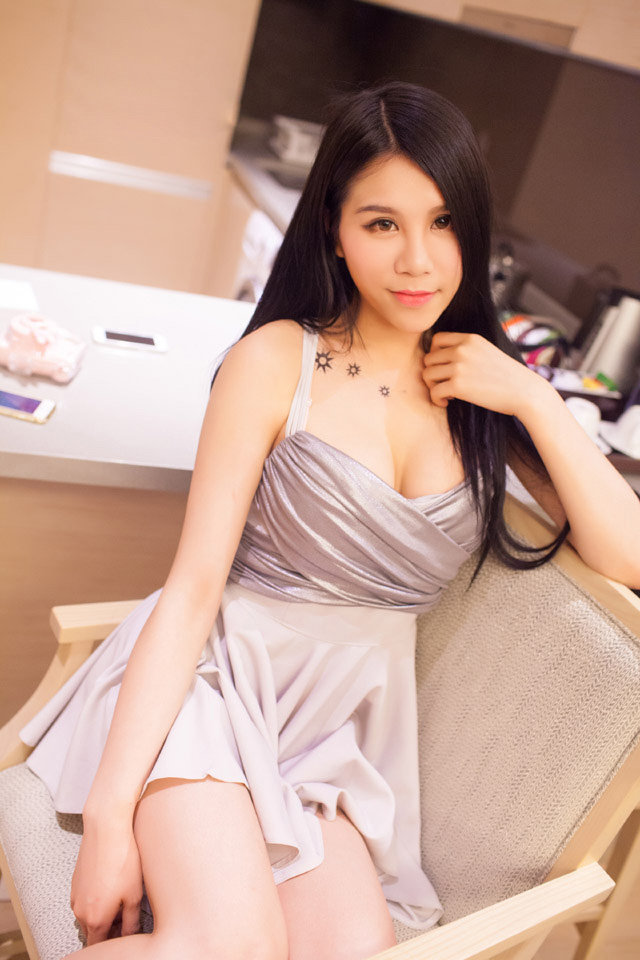 甜美石坂千寻火辣曲线很诱人