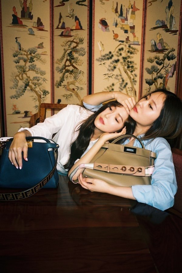 郑秀妍郑秀晶姐妹同框 亲密依偎一个美一个酷