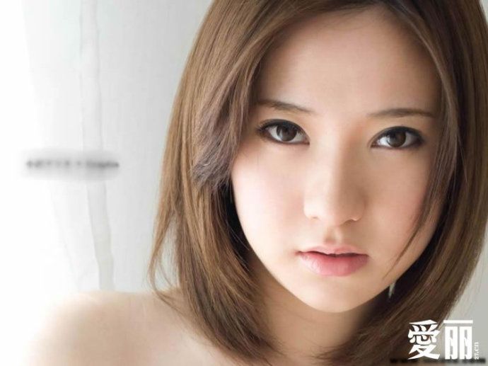 女优小泽艾丽丝雪白肌肤美乳