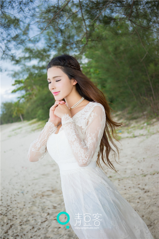 穿白裙子的美女图片美模宛恩纯美白裙写真天使的面庞魔鬼的身材