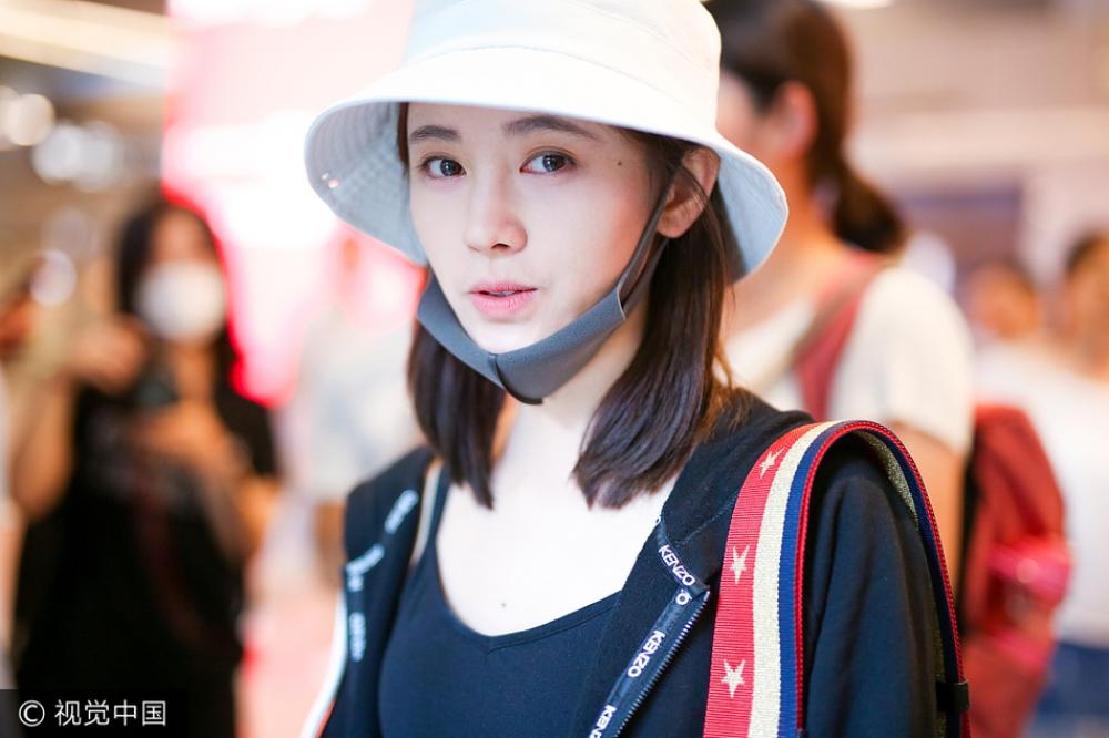 "四千年美女"鞠婧祎休闲范儿现身机场 素颜装扮被拍忙捂脸