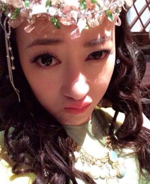 大眼睛美女陈紫函卖萌自拍照