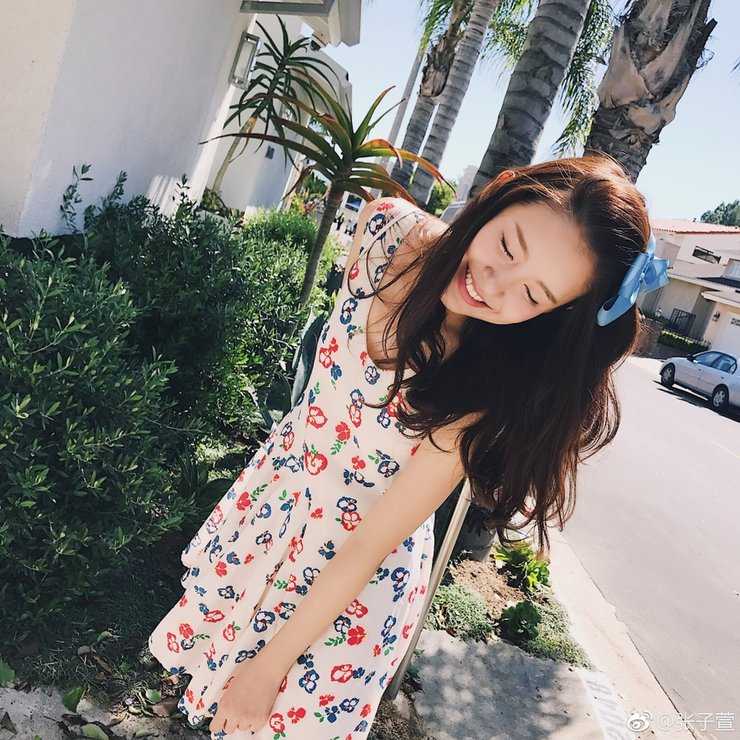辣妈张子萱短裙秀美腿 开怀大笑少女十足