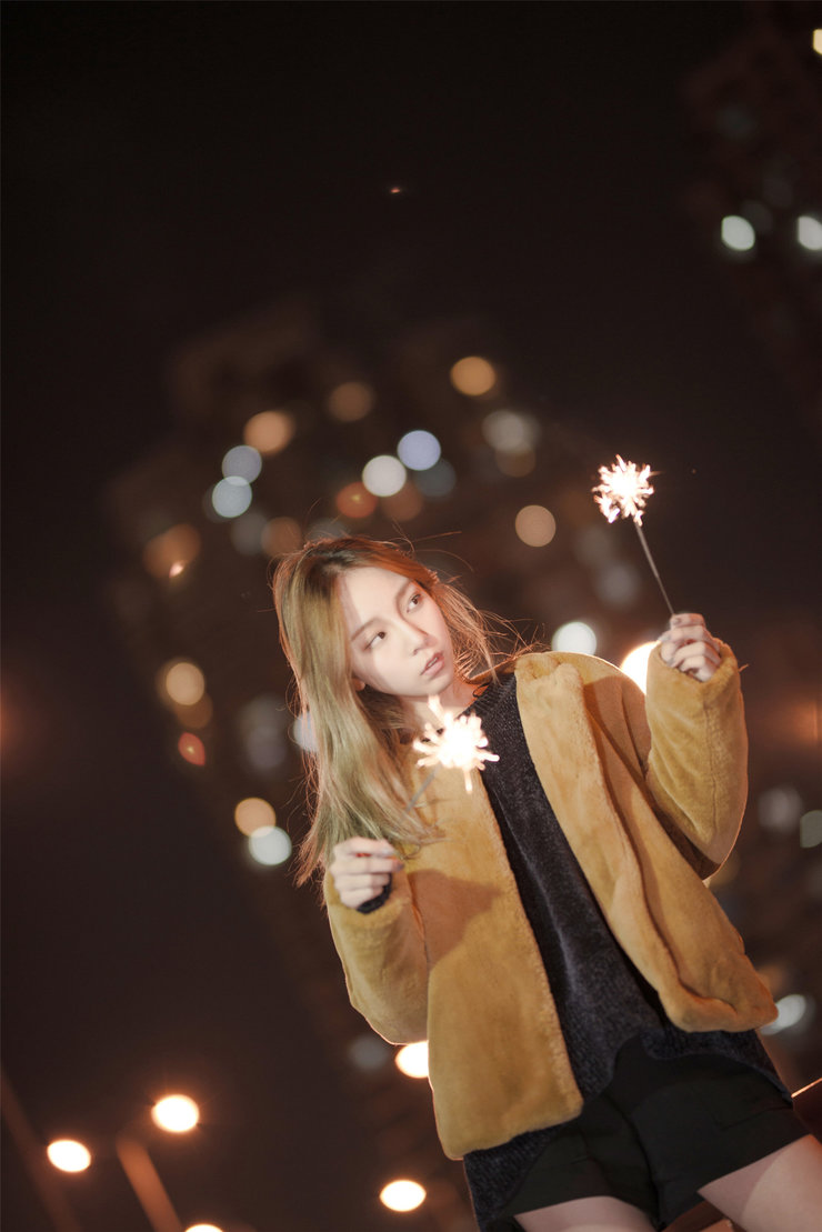 嫩模模夜景美拍 眼神迷离月色