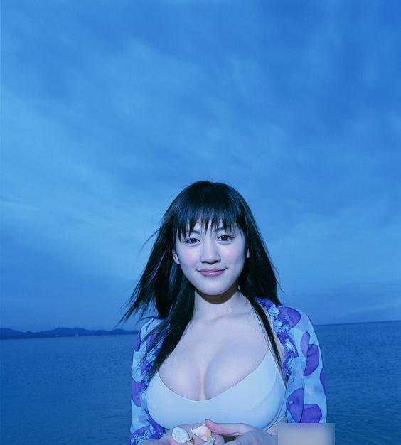 女星绫濑遥泳装傲人双峰诱惑写真