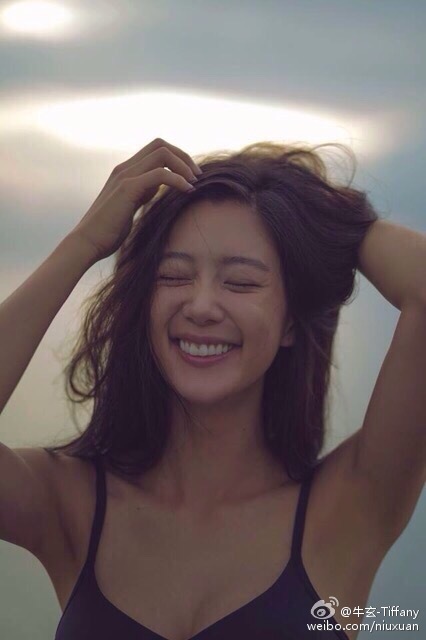 美胸美女完美微笑图片