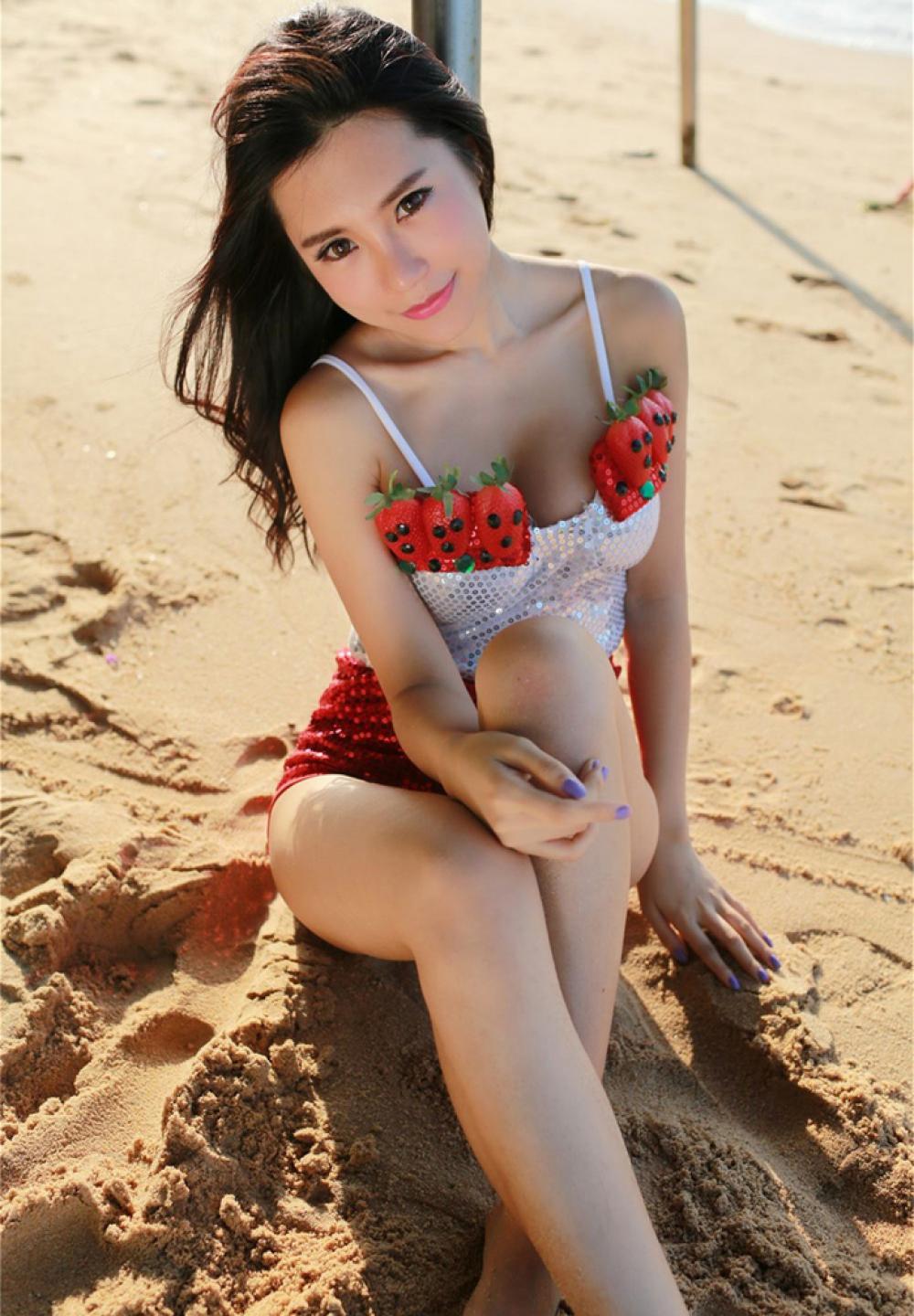 可爱草莓内衣套装沙滩美女绮里嘉内衣诱惑
