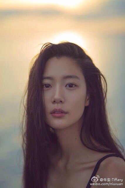 性感抹胸白裙美女唯美森林迷人写真